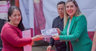 La presidenta municipal Dayana Pérez Mendoza cortando el listón inaugural de las nuevas Oficinas del Bienestar en Zirahuén.