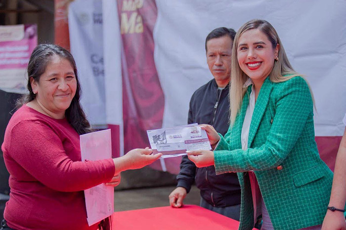 La presidenta municipal Dayana Pérez Mendoza cortando el listón inaugural de las nuevas Oficinas del Bienestar en Zirahuén.