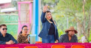 La presidenta municipal Dayana Pérez Mendoza junto a estudiantes y docentes frente a la nueva techumbre escolar en Salvador Escalante.