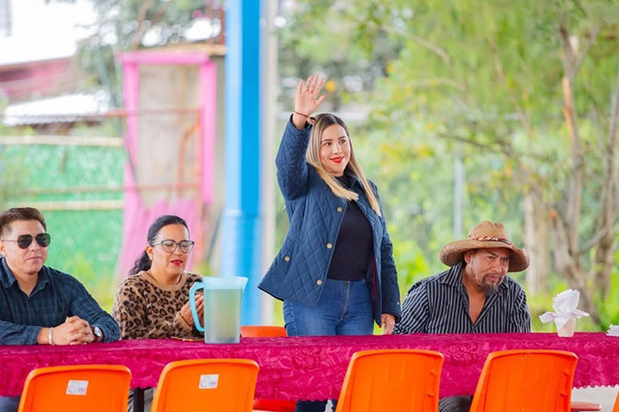 La presidenta municipal Dayana Pérez Mendoza junto a estudiantes y docentes frente a la nueva techumbre escolar en Salvador Escalante.