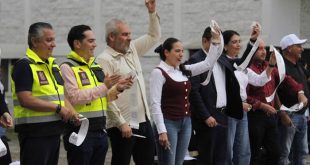 El gobernador Alfredo Ramírez Bedolla y autoridades estatales durante el corte de listón del nuevo bajopuente vehicular.