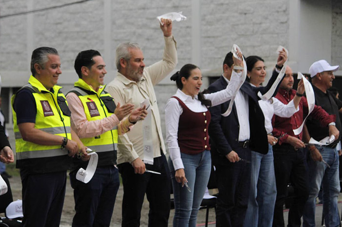 El gobernador Alfredo Ramírez Bedolla y autoridades estatales durante el corte de listón del nuevo bajopuente vehicular.
