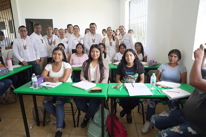 Estudiantes y directivos en las instalaciones universitarias de Aquila, Michoacán.