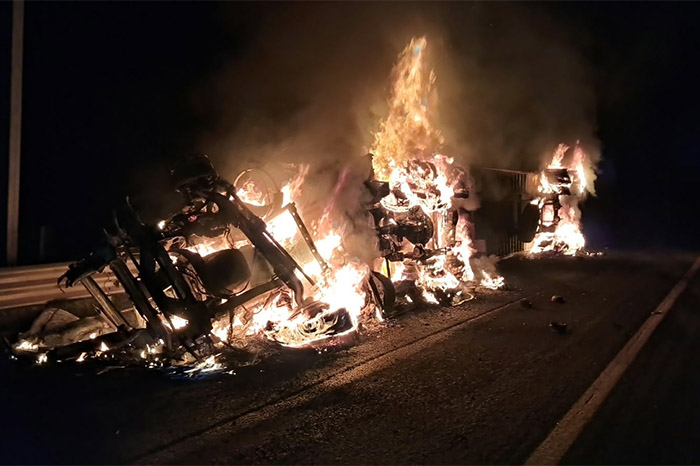 Zona afectada por la volcadura e incendio de un camión en la autopista Pátzcuaro-Cuitzeo en Michoacán.