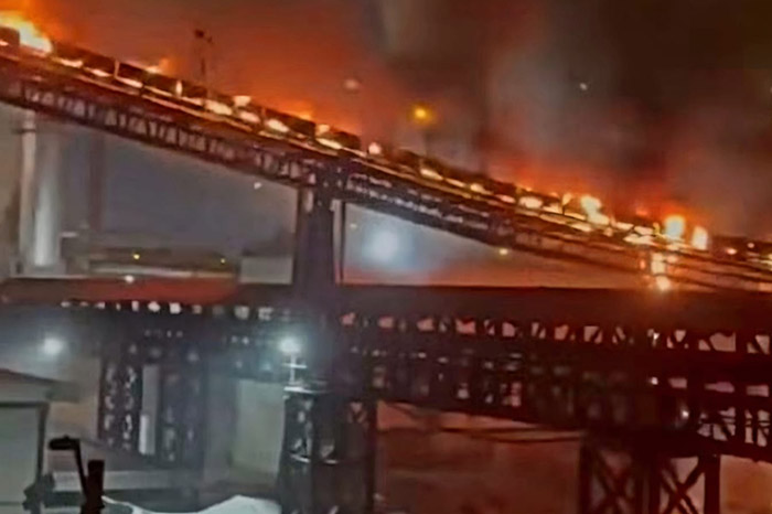 Humo y fuego visibles en la parte alta de la planta MIDREX en las instalaciones de ArcelorMittal.