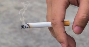 Persona con un cigarro en las manos.
