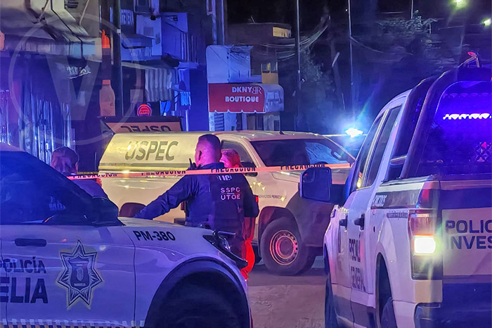 Peritos de la Fiscalía en la zona del homicidio sobre la avenida San Juanito Itzícuaro en Morelia.