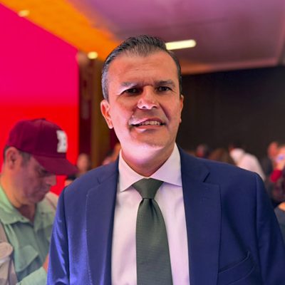 Entrevista con Juan Manzo en un evento político en Morelia.
