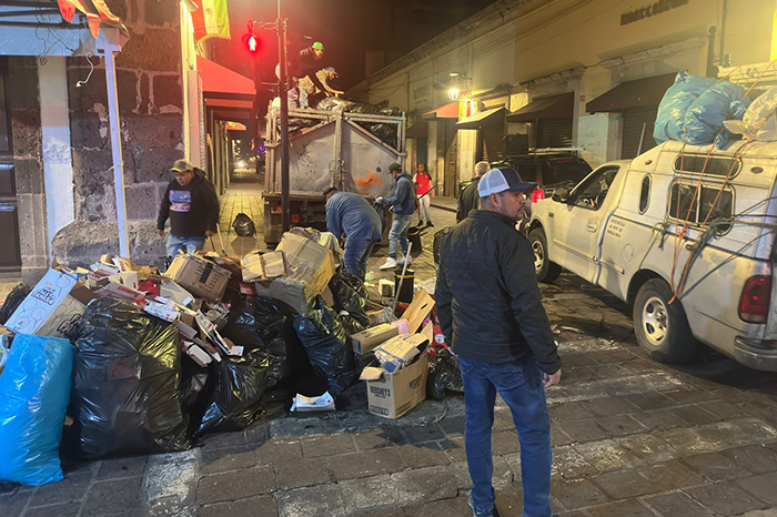 Personal de limpieza municipal barriendo la avenida Madero en el Centro Histórico de Morelia tras los festejos patrios.