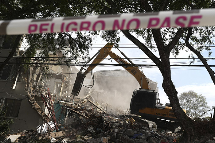Maquinaria pesada y cuerpos de emergencia trabajando en la remoción de escombros tras el terremoto en Colombia.