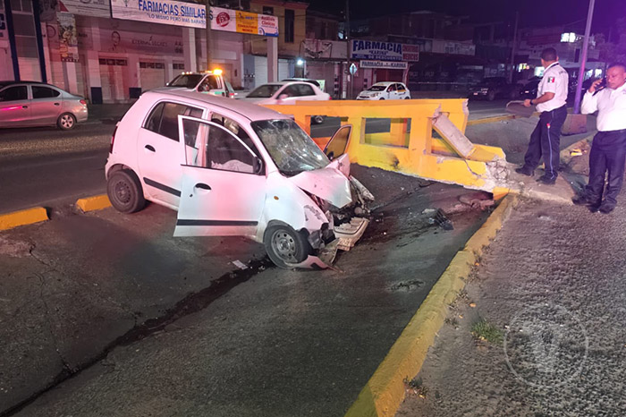Elementos de seguridad y peritos laborando en el lugar del accidente vial en Lázaro Cárdenas.