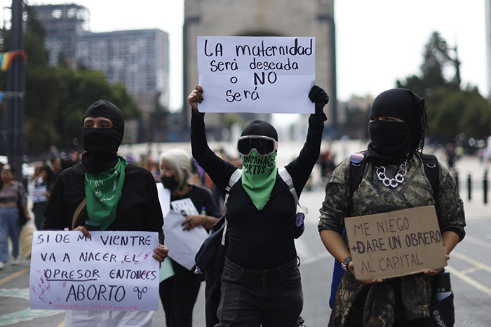 Colectivos feministas avanzando con pañuelos verdes hacia el Zócalo de la Ciudad de México.