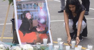 Alumnos del Instituto de Ciencias de la Educación de la Universidad Autónoma del Estado de Morelos participan este lunes, en un homenaje póstumo a la estudiante española Claudia Tacoronte Aguilera.