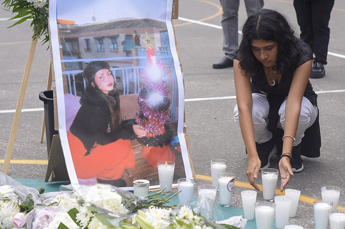 Alumnos del Instituto de Ciencias de la Educación de la Universidad Autónoma del Estado de Morelos participan este lunes, en un homenaje póstumo a la estudiante española Claudia Tacoronte Aguilera.