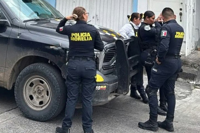 Unidades de emergencia y patrullas de la policía municipal atendiendo un reporte en una zona habitacional de Morelia.