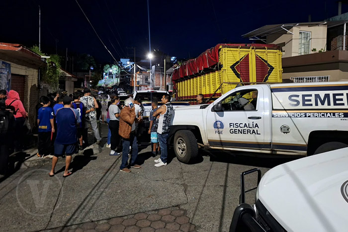 Acordonamiento de la zona del crimen por elementos de seguridad y peritos en Uruapan, Michoacán.