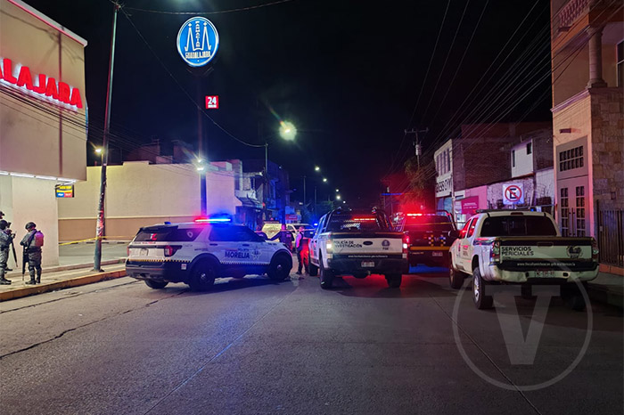 Patrullas y cinta de acordonamiento policial en vialidad de Morelia.