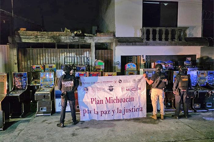 Unidades policiales y fachada de inmueble intervenido durante operativo de seguridad en Morelia.