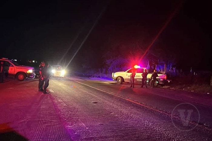 Unidades patrullas y elementos de corporaciones policiales resguardando la zona de un tiroteo en carretera michoacana.