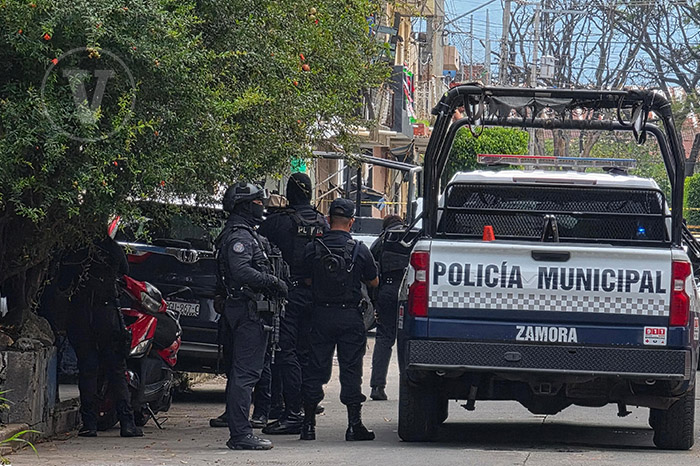 Elementos de seguridad pública acordonando la zona tras el reporte de detonaciones de arma de fuego en Zamora.