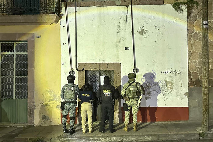 Unidades de corporaciones de seguridad resguardando una zona durante operativos contra el narcomenudeo en Morelia.