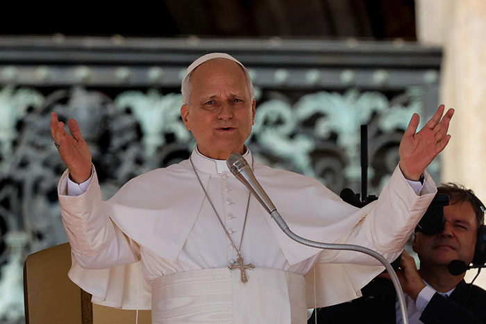 El papa León XIV oficiando la audiencia general en la plaza de San Pedro del Vaticano.
