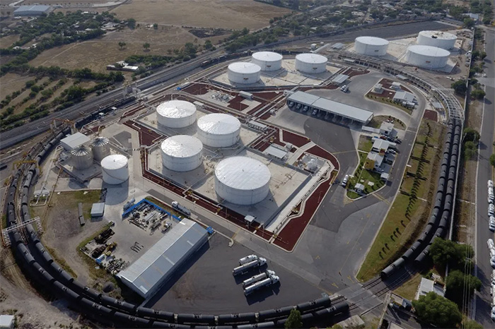 Instalaciones industriales y tanques de almacenamiento de petrolíferos en Guanajuato.