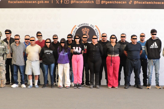 Fotografía oficial de los 18 detenidos presentados por la FGE de Michoacán tras los operativos en Angamacutiro y Puruándiro.