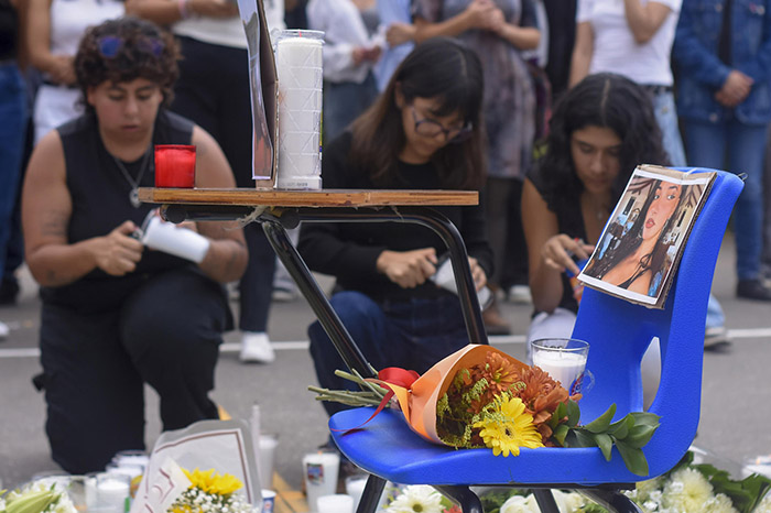 Estudiantes universitarias manifestándose frente al Palacio de Gobierno de Morelos con fichas de búsqueda y pancartas.