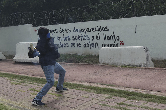 Manifestación y protesta de estudiantes de la Normal Rural de Ayotzinapa frente a instalaciones militares.