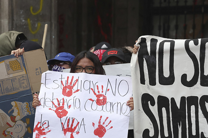 Manifestación de colectivos y estudiantes exigiendo un alto a los feminicidios en México.