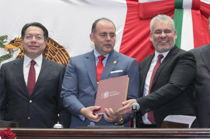 El gobernador Alfredo Ramírez Bedolla durante la entrega de su Quinto Informe de Gobierno en el Congreso de Michoacán.