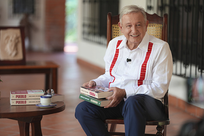 El expresidente AMLO durante su mensaje en video desde Palenque, Chiapas, presentando su libro.