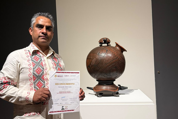Pieza de alfarería bruñida elaborada por el maestro artesano Fernando Solís Luna en exhibición.
