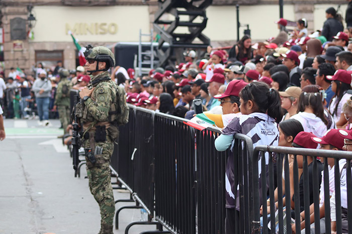 Elementos de la Guardia Civil vigilando el desarrollo de los desfiles y actos cívicos en Michoacán.