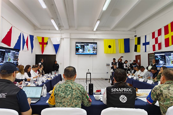 Reunión interinstitucional de Protección Civil y fuerzas federales en Michoacán por ciclón tropical.