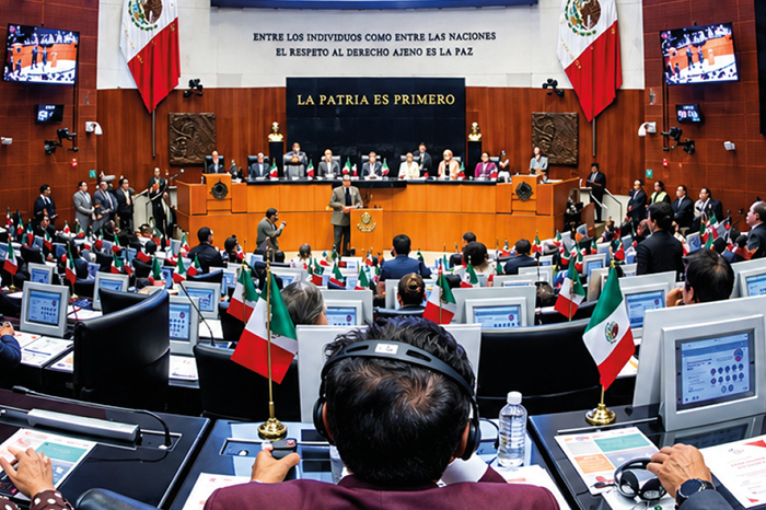 Senadores durante la votación y discusión de reformas legales en el pleno del Senado mexicano.