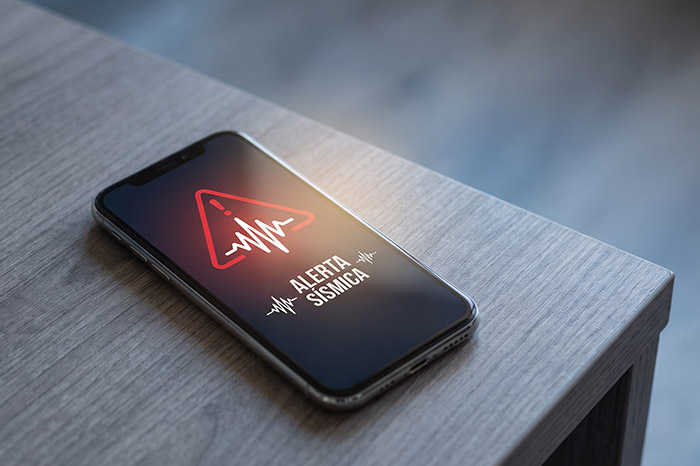 Dispositivo móvil mostrando una notificación de alerta de protección civil en la pantalla.