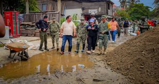 Autoridades municipales y federales recorriendo la zona costera afectada por el fuerte oleaje en Lázaro Cárdenas.