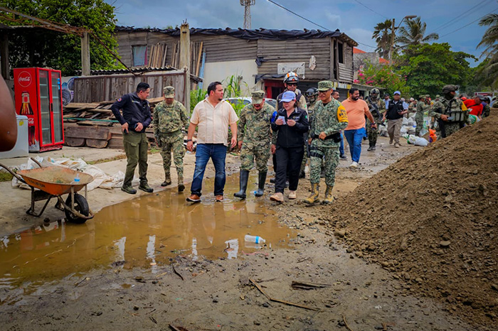 Autoridades municipales y federales recorriendo la zona costera afectada por el fuerte oleaje en Lázaro Cárdenas.