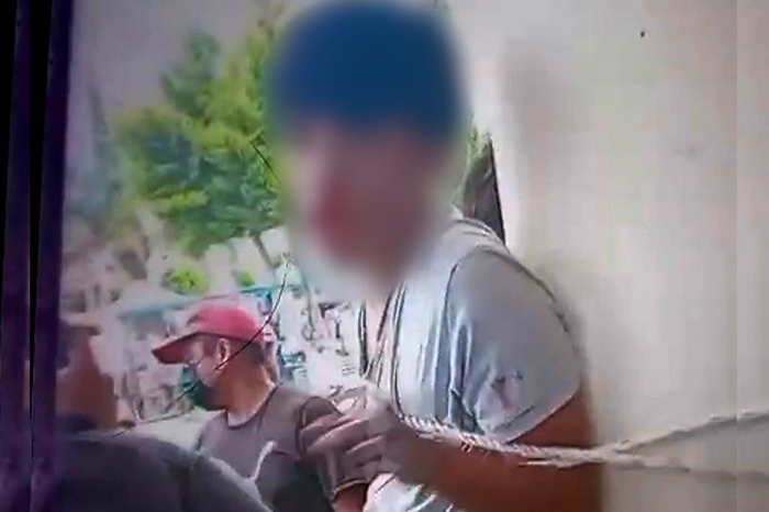 Elementos de seguridad y patrullas custodiando las inmediaciones tras la retención de presuntos delincuentes en Michoacán.
