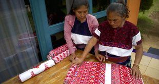 Manos de artesanas indígenas tsotsiles elaborando bordados tradicionales en un telar de cintura en Chiapas.