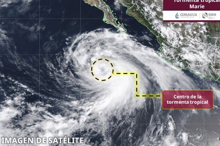 Imagen satelital y pronóstico de trayectoria de la tormenta tropical Marie frente a costas mexicanas.