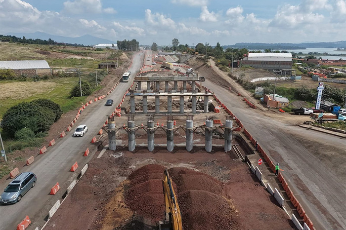 Maquinaria y obras viales en carreteras federales de Michoacán a cargo de la SICT.