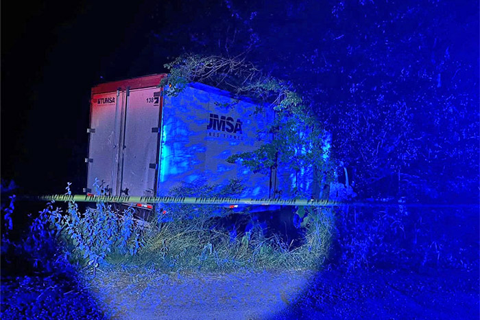 Acordonamiento policial en carretera Tuzantla-Tiquicheo tras accidente mortal.