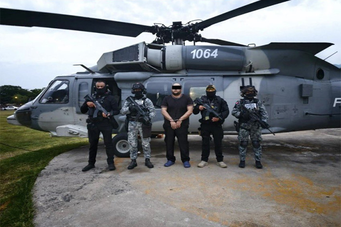 Captura y traslado de Edgar Valeriano “N”, alias “Kamoni”, por fuerzas federales y de seguridad en Michoacán.