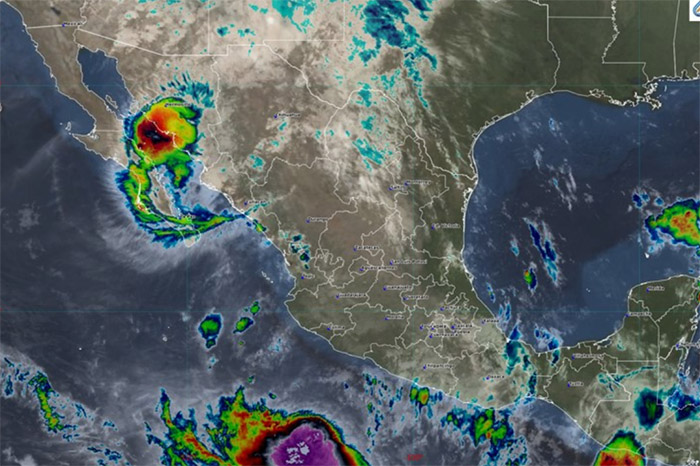 Imagen de satélite y trayectoria pronosticada del huracán Polo frente a las costas de Sonora.