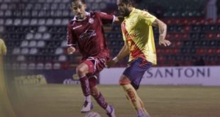 Jugadores del Atlético Morelia celebrando la anotación en el estadio Carlos Vega Villalba.