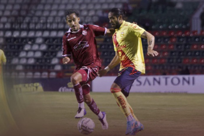 Jugadores del Atlético Morelia celebrando la anotación en el estadio Carlos Vega Villalba.