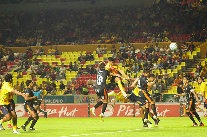 Jugadores del Atlético Morelia celebrando uno de los goles anotados ante Alebrijes en el Coloso del Quinceo.